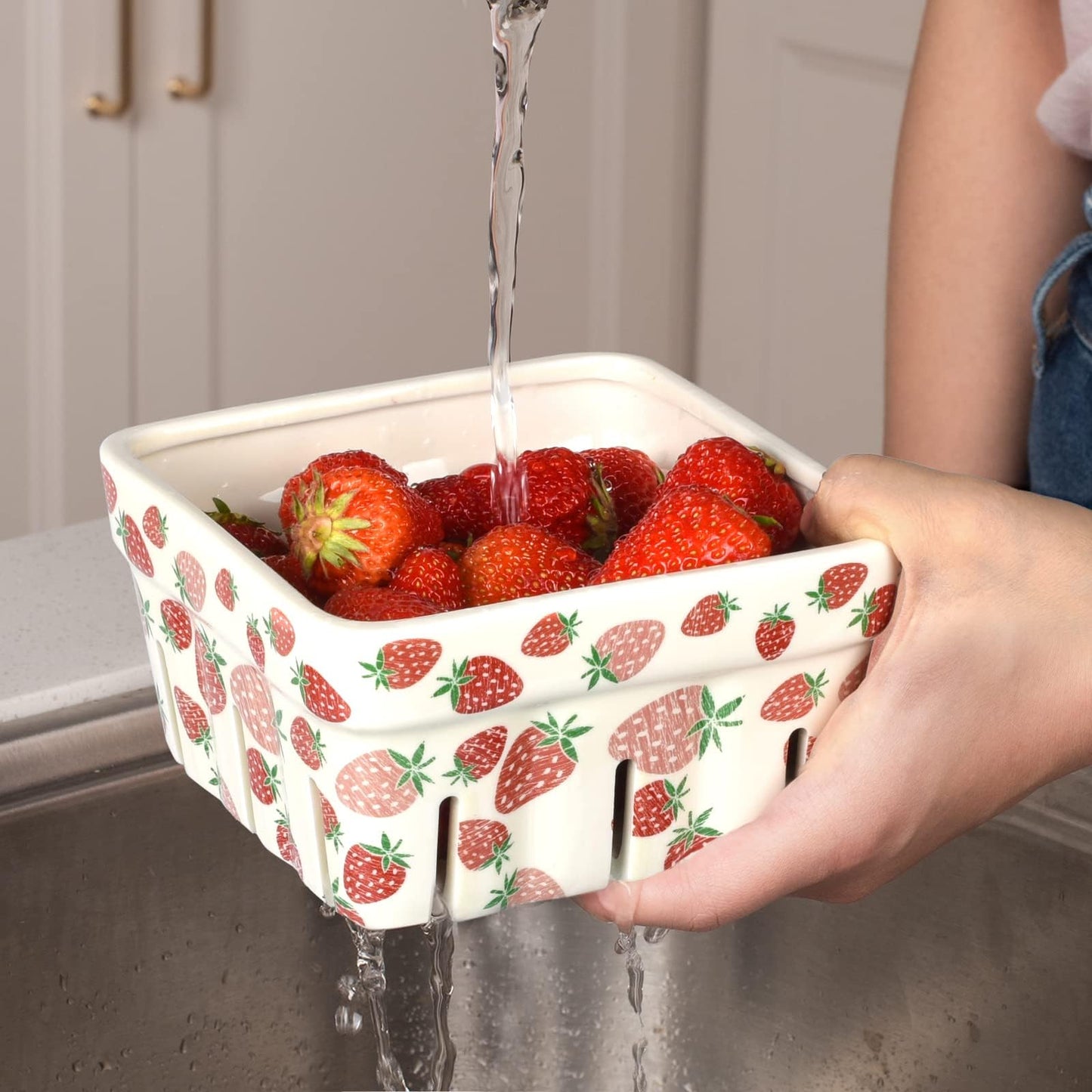 AELS Ceramic Berry Basket, 5.9" Container for Fruit & Vegetables, Farmhouse Fruit Bowl, Strawberry Decor, Farmers Market, Stoneware Harvest Bowls for Kitchen, Cream White and Matcha Latte Green